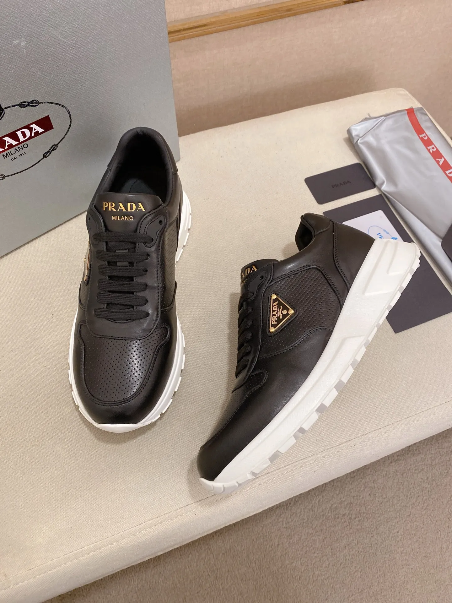 Men's shoes 💰 580💰 ✔️✔️✔️High-quality new PRADA counters are launched at the same time. The new men's shoes and 😘fabrics are selected from imported first-layer cowhide and are made by pure handcrafts. Lining: Full cowhide lining. 👍🏿 High-end ☄️ air-cushion molded anti-slip rubber outsole, exquisite lines, simple and elegant, comfortable and high-end for leisure travel. Code number: 38 to 44 (45 can be customized and cannot be returned or exchanged)